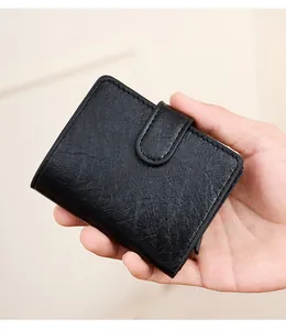 Vue rapprochée d'un porte-cartes RFID fin en cuir noir avec grainé et fermoir boucle
