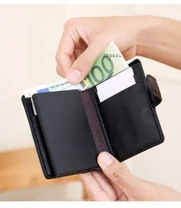 Détail d'un portefeuille en cuir avec protection RFID, boîtier en aluminium et fentes