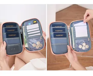 Λεπτομερής όψη ροζ θήκης διαβατηρίου RFID με υποδοχές καρτών και τσέπη με φερμουάρ