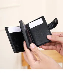 Détail du portefeuille RFID en cuir noir montrant le porte-cartes automatique en aluminium