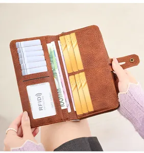Innenansicht der braunen Ledergeldbörse mit Kartenfächern und integriertem RFID-Schutz