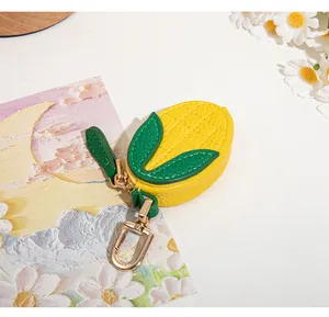 Détail macro du mini porte-monnaie en cuir PU en forme de maïs avec fermeture dorée