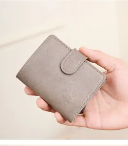 Gros plan d'un porte-cartes RFID en cuir marron avec fermeture à bouton-pression élégante