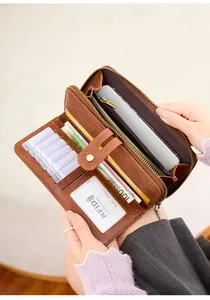 Detailansicht der RFID-Ledergeldbörse mit vielen Kartenfächern und einem Handyfach