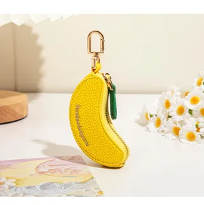 Détail du porte-monnaie en cuir en forme de banane avec texture grainée et crochet doré