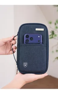 Λεπτομέρεια μπλε θήκης διαβατηρίου RFID με τσέπη τηλεφώνου και λουράκι καρπού