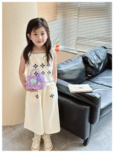 Bambina con set a ricamo floreale e borsa di paillettes viola con perle