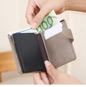 Portefeuille RFID en cuir marron montrant les fentes pour cartes et le compartiment billets
