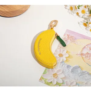 Porte-monnaie banane en cuir jaune avec texture de litchi et fermoir en métal doré