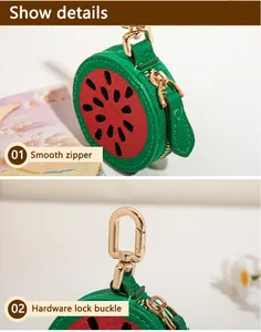 Détails du porte-monnaie pastèque montrant la fermeture éclair fluide et la boucle dorée