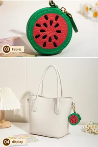 Détail du porte-monnaie pastèque en cuir texturé et fermeture éclair dorée sur sac blanc