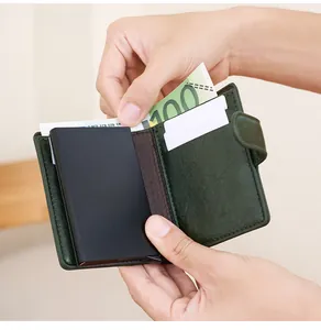 Détail du porte-cartes RFID en cuir vert foncé montrant la fente pour billets en euros