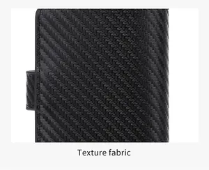 Détail de la texture en fibre de carbone sur portefeuille RFID avec fermoir magnétique