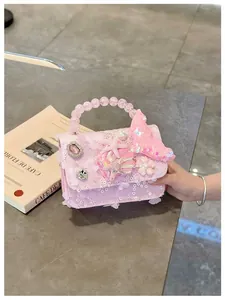Dettaglio borsa bimba rosa motivo sirena con paillettes e manico in perle sintetiche