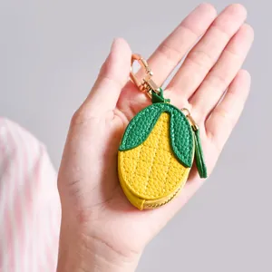 Mini porte-monnaie en cuir en forme de fruit avec texture grainée jaune et verte et fermoir