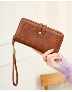 Nahaufnahme der braunen RFID-Ledergeldbörse mit Vintage-Metallschnalle und Handschlaufe