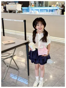 Dettaglio borsa rosa per bambina con paillettes, fiori 3D, perle e catena dorata