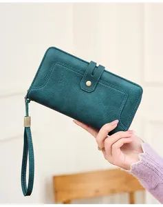 Detail der RFID-Ledergeldbörse mit Kieseltextur und abnehmbarer Handschlaufe im Vintage-Stil