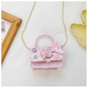 Dettaglio della mini borsa rosa da bimba con paillettes e manico di perle