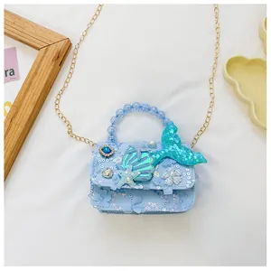 Dettaglio borsa a tracolla sirena blu con paillettes, stella marina e manico di perle