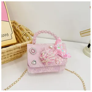 Dettaglio borsa bimba in pizzo rosa con paillettes a conchiglia e manico perlato