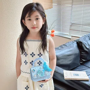Elegante borsetta azzurra per bambina con tema sirena, manico di perle e catena