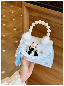 Détail du sac style chinois bleu clair avec broderie panda et anse en perles