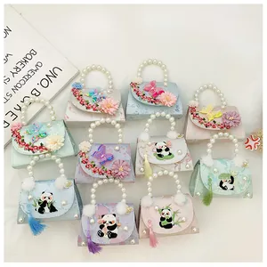 Détails de mini sacs à main avec broderies, perles, pompons et fleurs en 3D