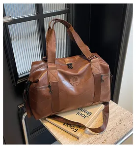 Makroaufnahme der braunen Leder-Reisetasche mit Patchwork-Textur und Reißverschluss