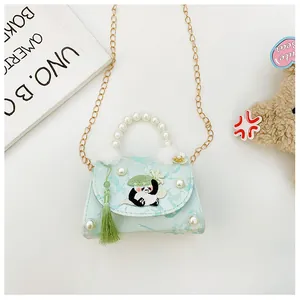 Détails du sac panda avec broderie, perles, chaîne en métal et pompon en soie verte pour enfant