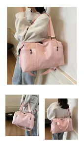 Rosafarbene Reisetasche aus Kunstleder mit geometrischer Prägung, Griffen und Schultergurt