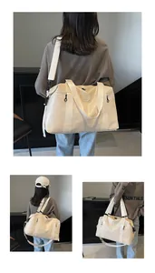 Detailansicht der cremefarbenen Reisetasche mit Kunstlederstruktur und Logoprägung