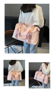 Detail of pink quilted travel bag with large capacity and adjustable shoulder strap