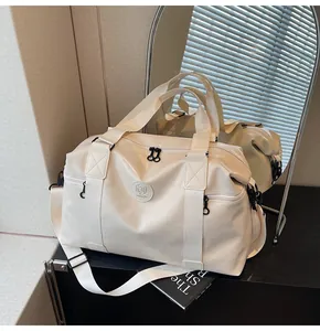 Detailansicht der cremefarbenen Stepp-Reisetasche mit NIID-Logo und Seitenreißverschluss