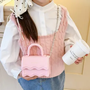 Sac à bandoulière rose pour enfant avec motif à vagues et chaîne dorée élégante
