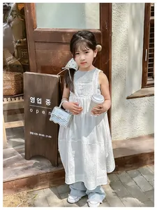 Mini sac à main argenté pour fille avec une tenue décontractée de style urbain