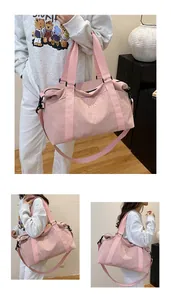 Dettaglio borsa da viaggio rosa in nylon resistente con ricamo MP MOPPO e tracolla regolabile
