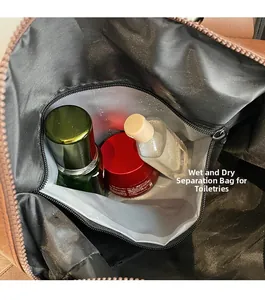 Detailansicht der Reisetasche mit wasserdichtem Trocken- und Nass-Trennfach für Utensilien