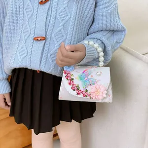 Sac bandoulière enfant avec poignée en perles et broderie papillon élégante