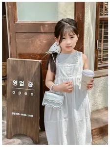 Mini sac bandoulière argenté pour fille avec rabat ondulé et logo doré sur le cuir