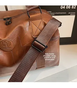 Detail des verstellbaren Nylon-Gurtbands und der braunen Lederstruktur der NING JIA Tasche