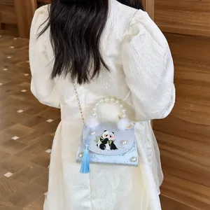 Sac à main enfant bleu clair broderie panda avec poignée perles et pompon