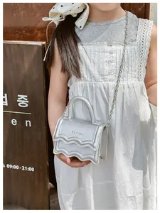 Mini sac argenté pour enfants avec design à vagues et bandoulière chaîne en métal