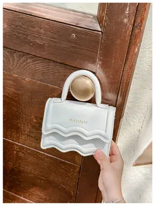Mini sac à main blanc avec bords ondulés et logo doré sur une poignée en bois