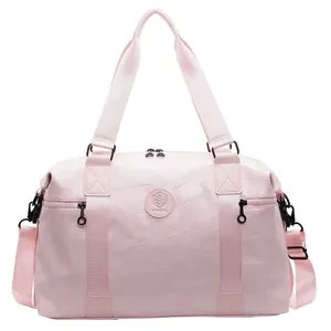 Rosafarbene Reisetasche mit geometrischer Textur und verstellbarem Schultergurt