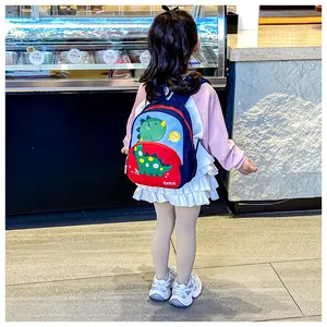 Zainetto dinosauro per bambini con design a contrasto rosso e blu e grafica a fumetti verde