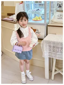 Gros plan d'un mini sac à bandoulière matelassé violet clair avec bord ondulé et logo