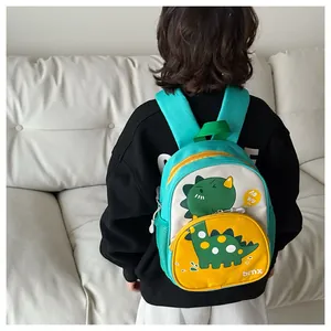 Vista dettagliata dello zaino da dinosauro per bambini blu-verde con tasca gialla