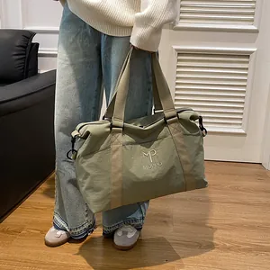 Dettaglio della borsa da viaggio verde oliva con ricamo MP MOPPO e tessuto in nylon