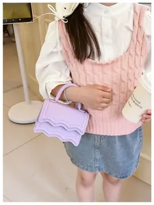 Vue rapprochée d'un mini sac violet pour filles avec bord ondulé et texte Kayinaj